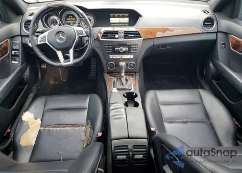 2014 Mercedes-Benz C 250 z USA, uszkodzony, nr VIN WDDGF4HB4EG245351